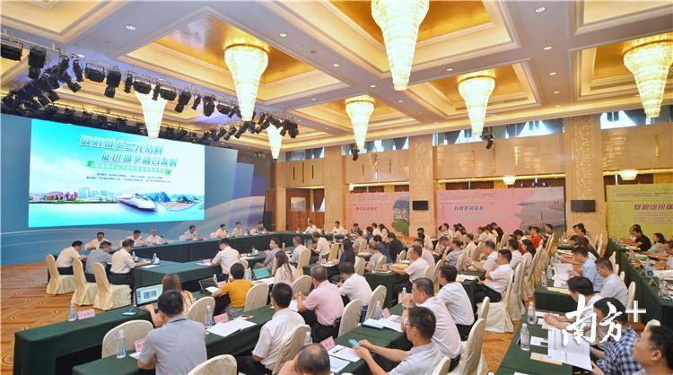 6月27日，清远举行破解城乡二元结构专题研讨会，邀请国内知名专家学者齐聚一堂，激荡“头脑风暴”，为清远破解城乡二元结构聚智聚力。 记者 曾亮超 摄