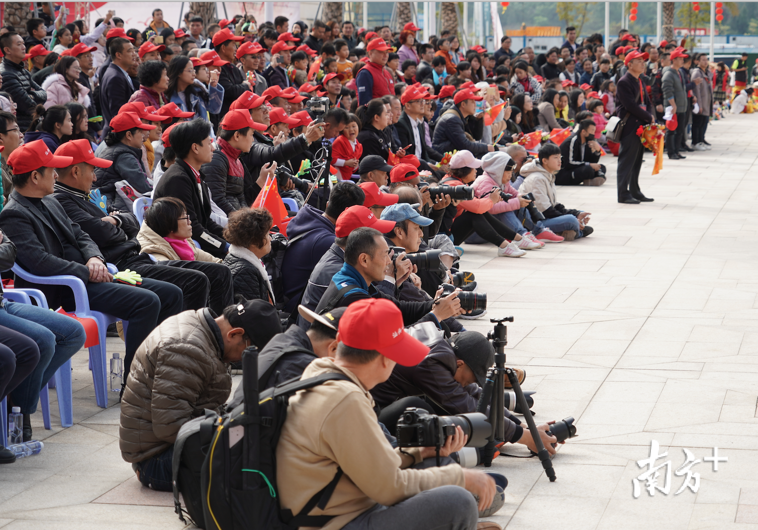 摄影大师们“长枪短炮”记录此次英歌舞展演。