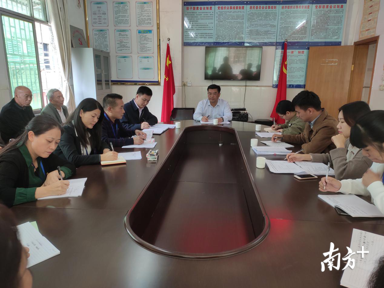 翁源县委书记黄令遥到城北社区调研软弱涣散党组织整顿工作。