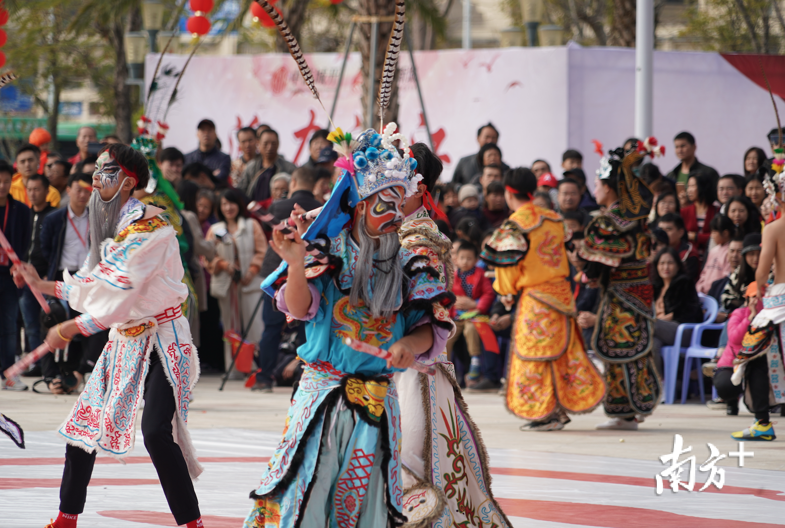 英歌艺术展演给现场市民群众带来一场聆听文化之声、感受文化之美、品味文化之韵的“非遗盛宴”。