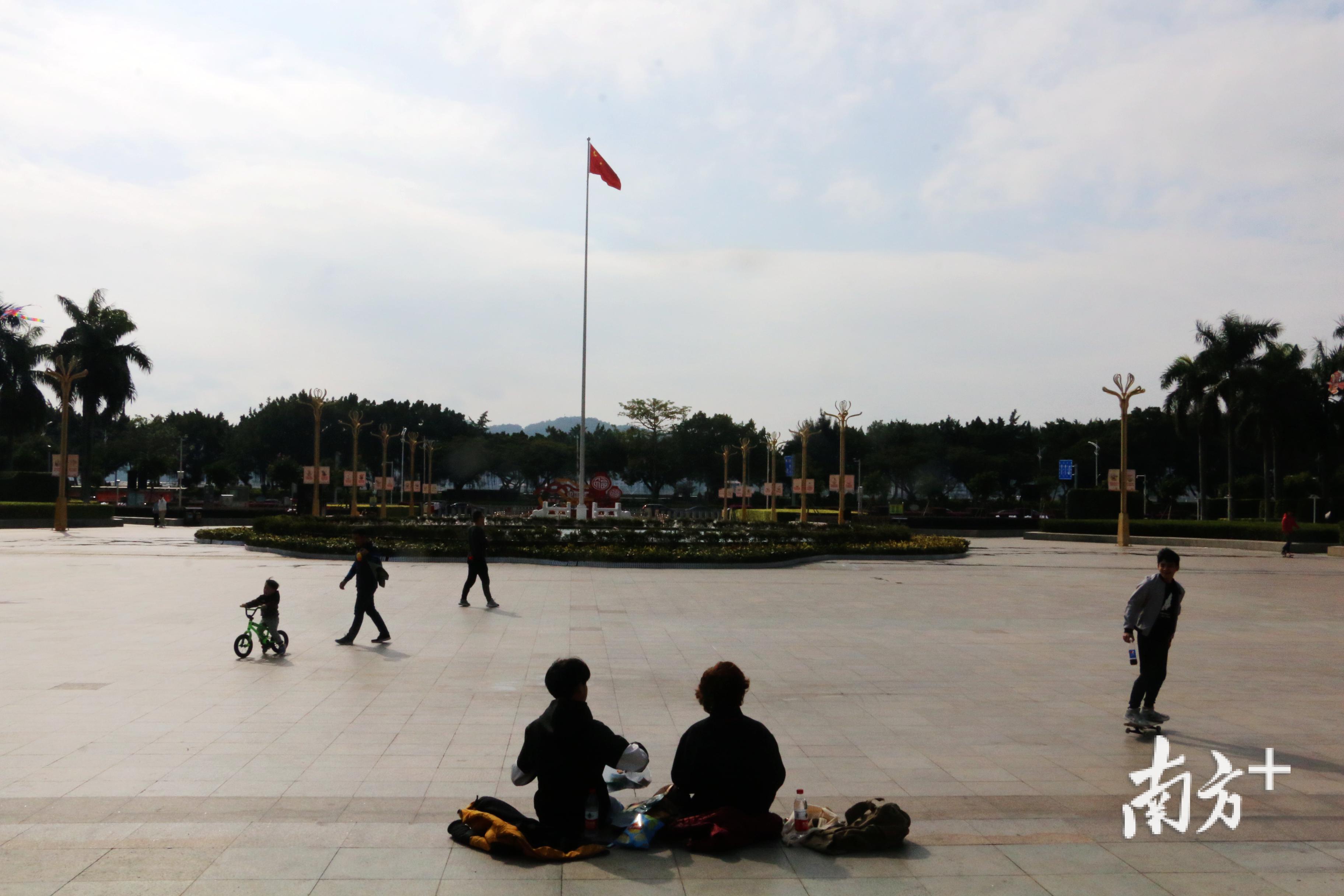 人民广场各得其乐的他们。