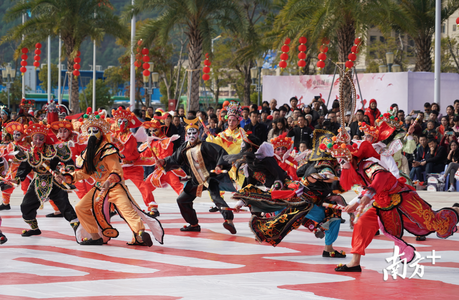 英歌舞展现了一代代潮汕人“团结拼搏，勇往直前”的精神面貌。