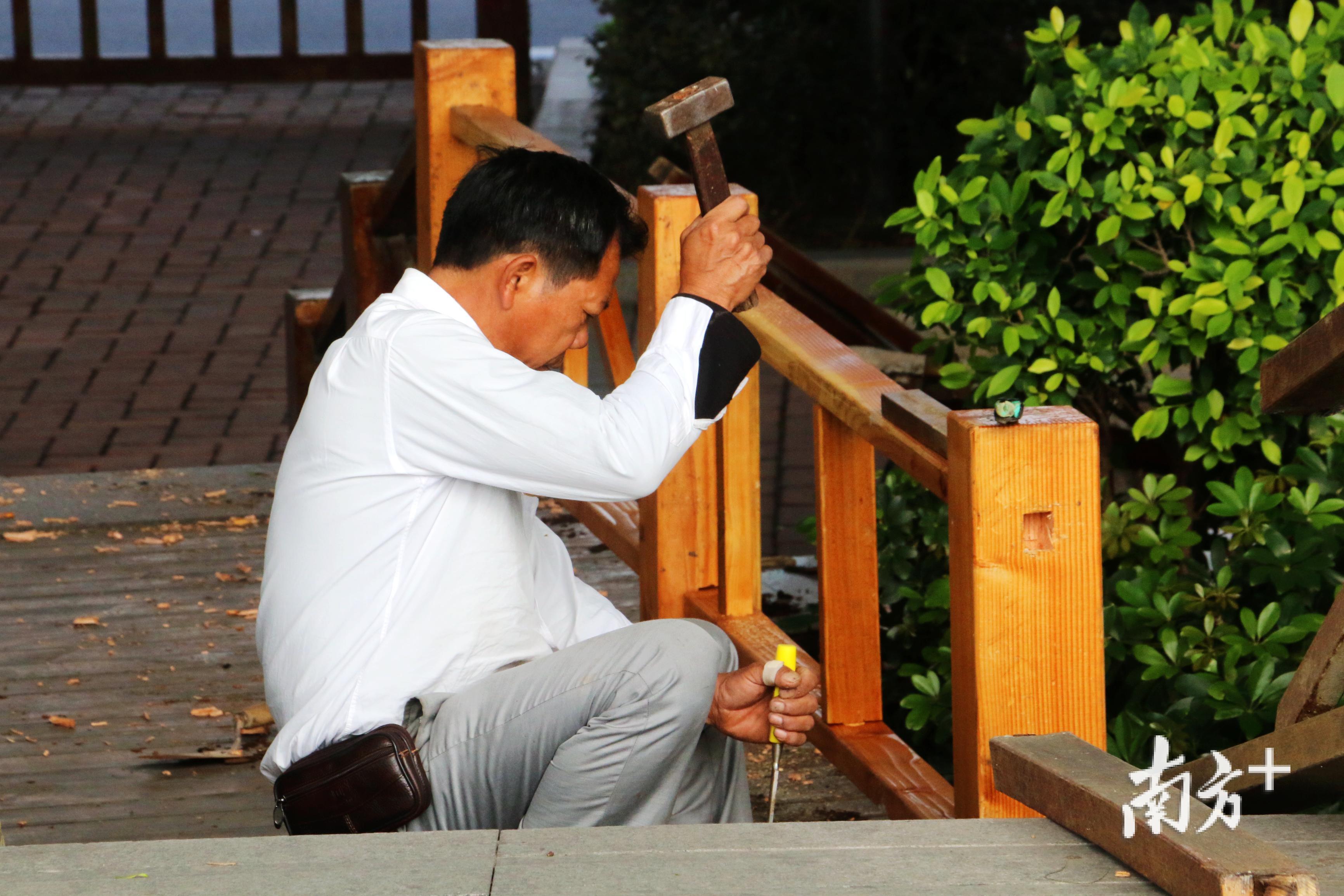 修补栈道的木工。