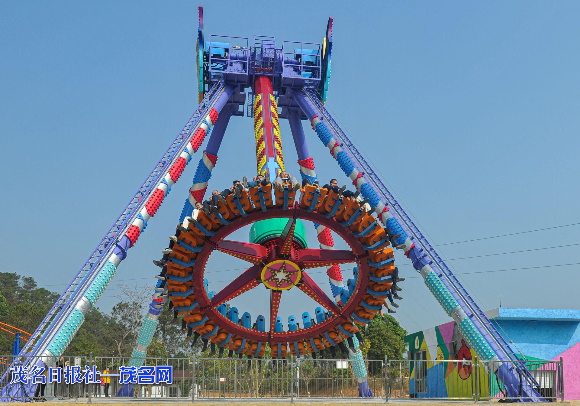 游客体验机动游戏项目。茂名日报社全媒体记者 周泽佳摄