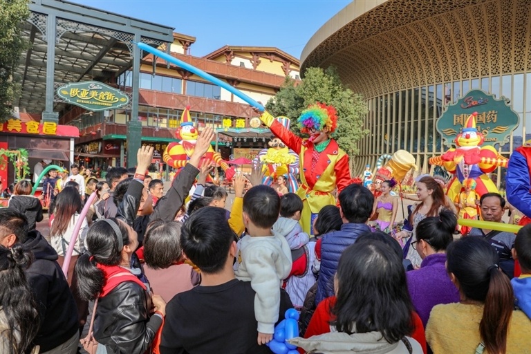 巴伐利亚旅游景区举行的缤纷欢乐新年巡游等活动，引得游客纷纷驻足观看。河源日报记者 肖斌 摄