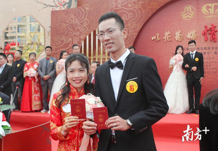 新婚夫妇现场获颁结婚证书与纪念证书 新婚夫妇现场获颁结婚证书与纪念证书