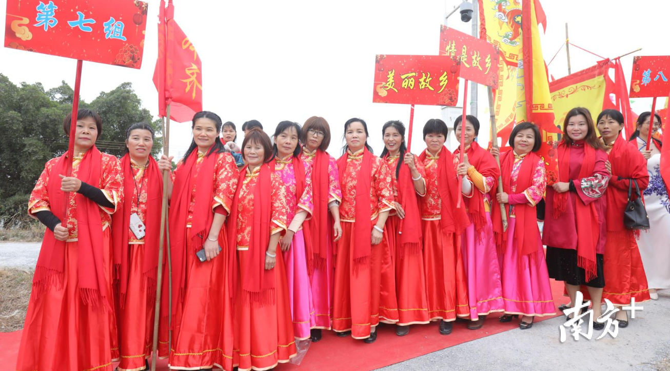 外嫁女们排着队，沿村道走进昔日成长的村庄。