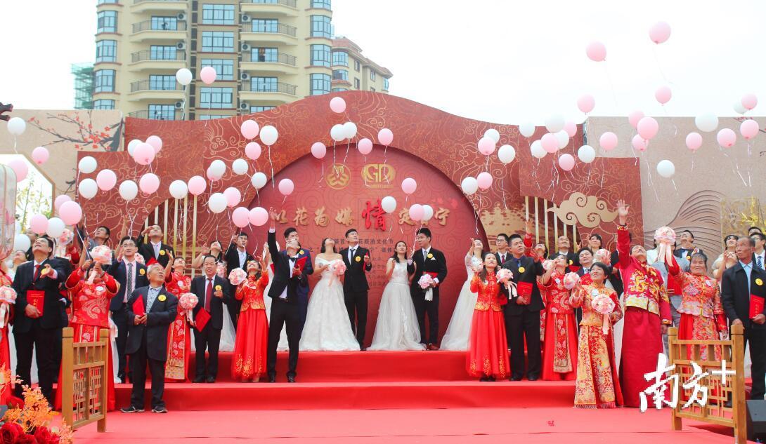 百对爱侣放飞气球 百对爱侣放飞气球