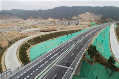 高速公路从紫城工业园旁经过，紫金期待更多客商前来投资兴业。河源日报记者 杨坚 摄
