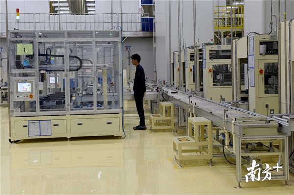 亿纬锂能自动化生产线。 南方日报记者 梁维春 摄