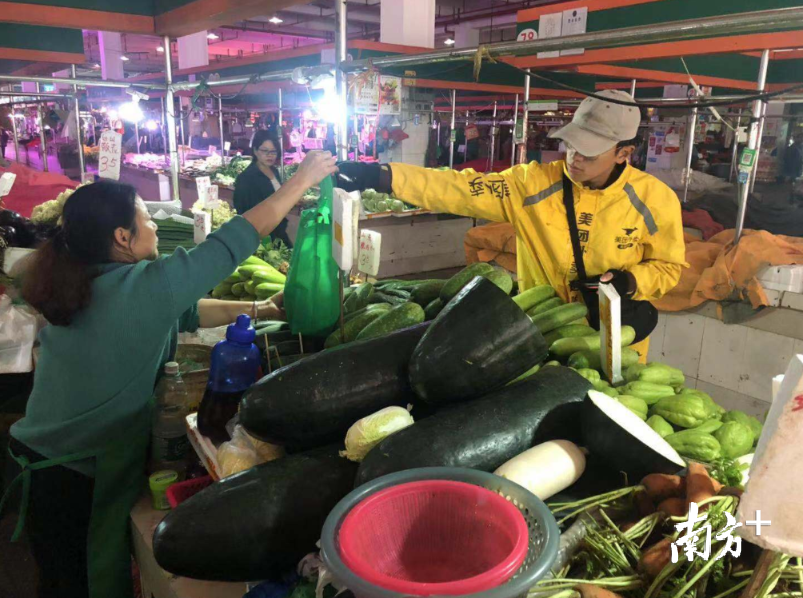 美团在佛山16个菜市场试点“线上化”，市民可一键买菜。受访者供图