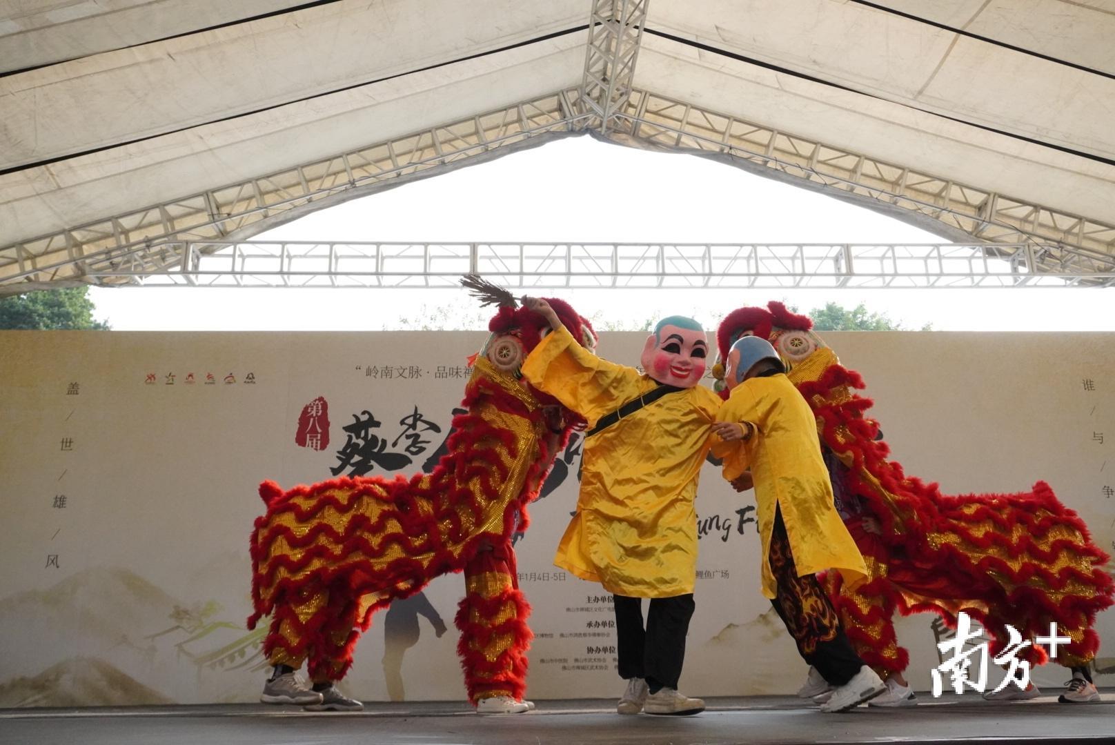 佛山鸿胜馆醒狮队的醒狮表演《福星高照贺新年》。 佛山鸿胜馆醒狮队的醒狮表演《福星高照贺新年》。