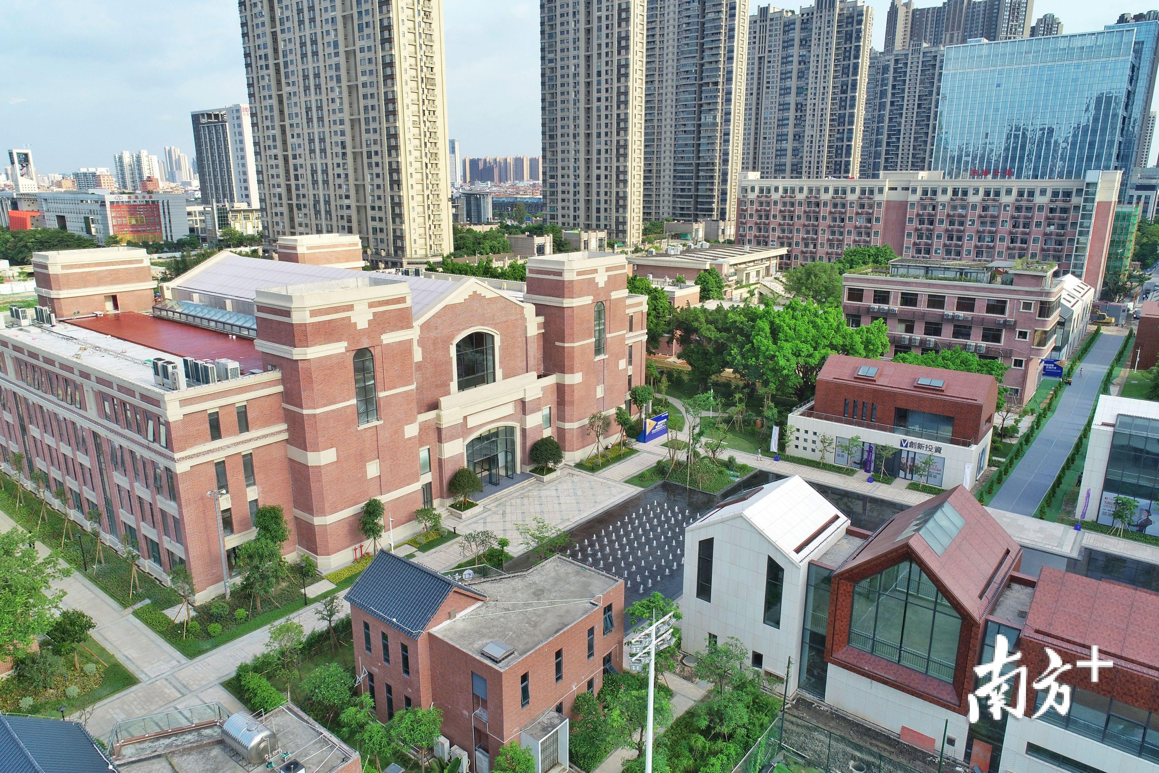 “产业升级的重要载体”“南海大力发展融资租赁、私募创投等行业的重要平台”，千灯湖创投小镇的发展备受关注。戴嘉信 摄