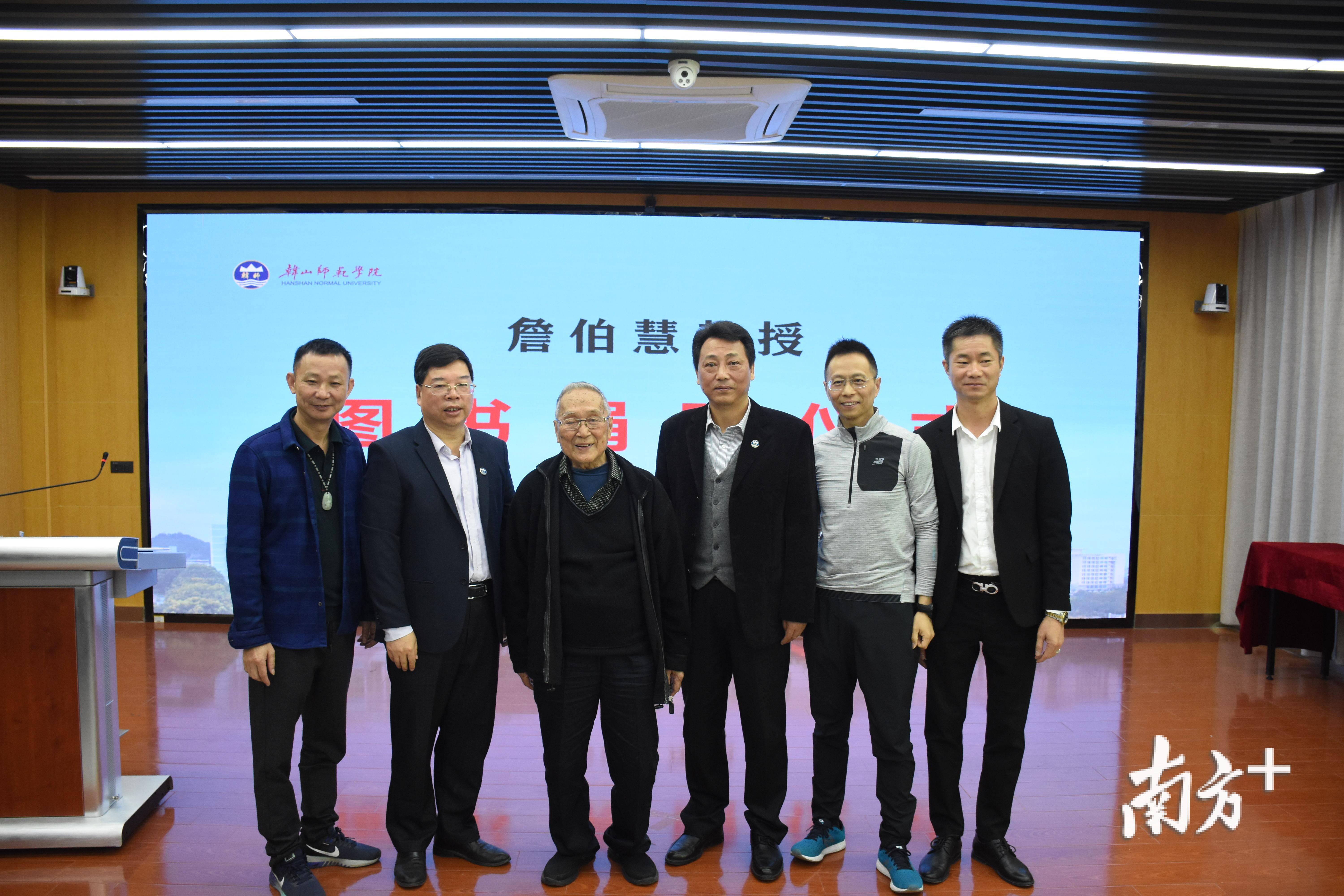 与会嘉宾合影留念。