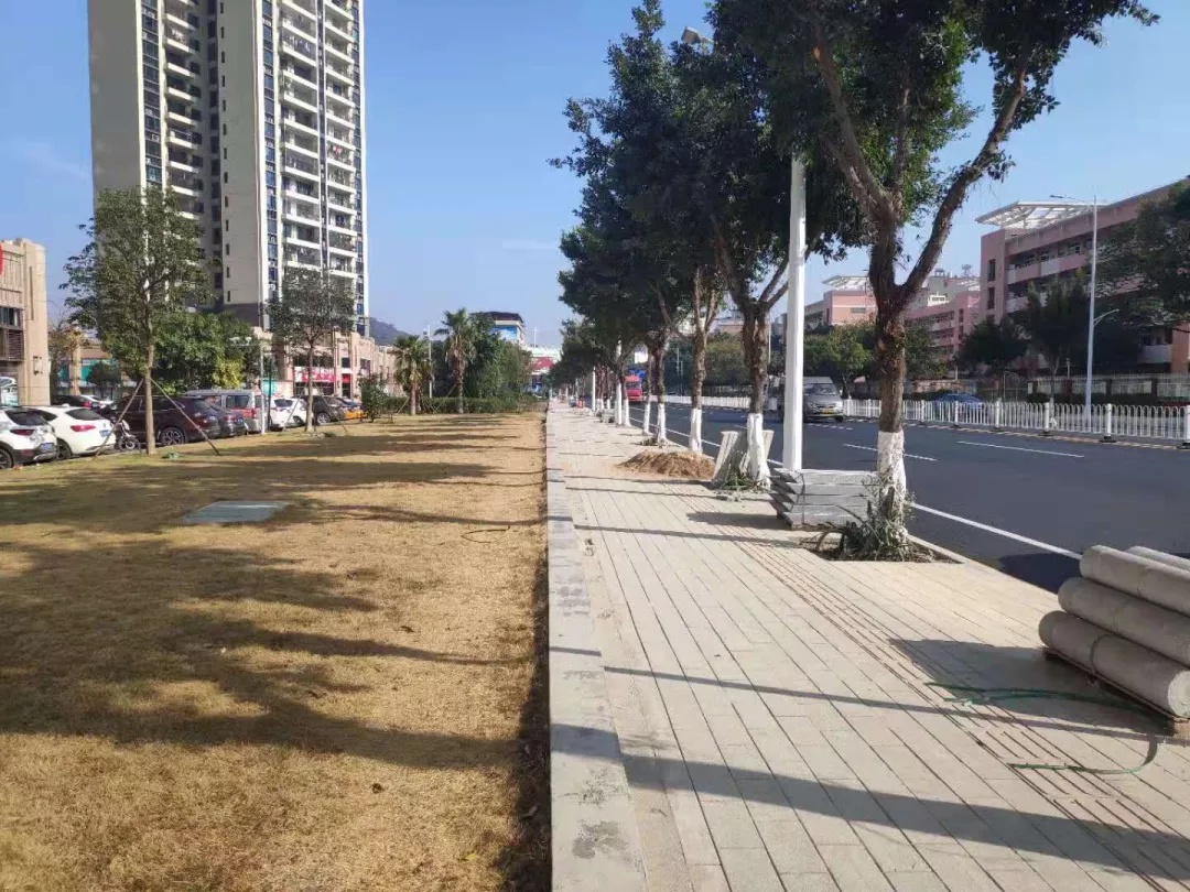 完成段的人行道还在建设中。