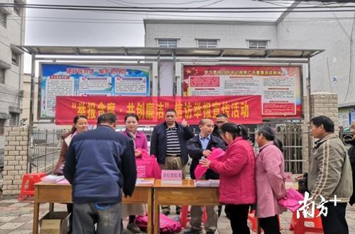 连山县纪委监委联合太保镇举行“举报贪腐·共创廉洁”信访举报宣传活动。 连山县纪委监委联合太保镇举行“举报贪腐·共创廉洁”信访举报宣传活动。