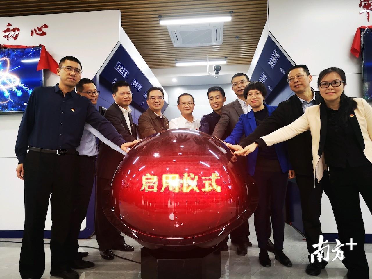 三水区24小时政务服务自助超市启用。魏英 摄