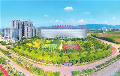 河源高新区是粤东西北首个国家级高新区，在2019年度国家高新区评价排名中更是再创佳绩、综合排名第117位，大幅前进7位，进步幅度名列全省第一。河源日报记者 肖斌 摄