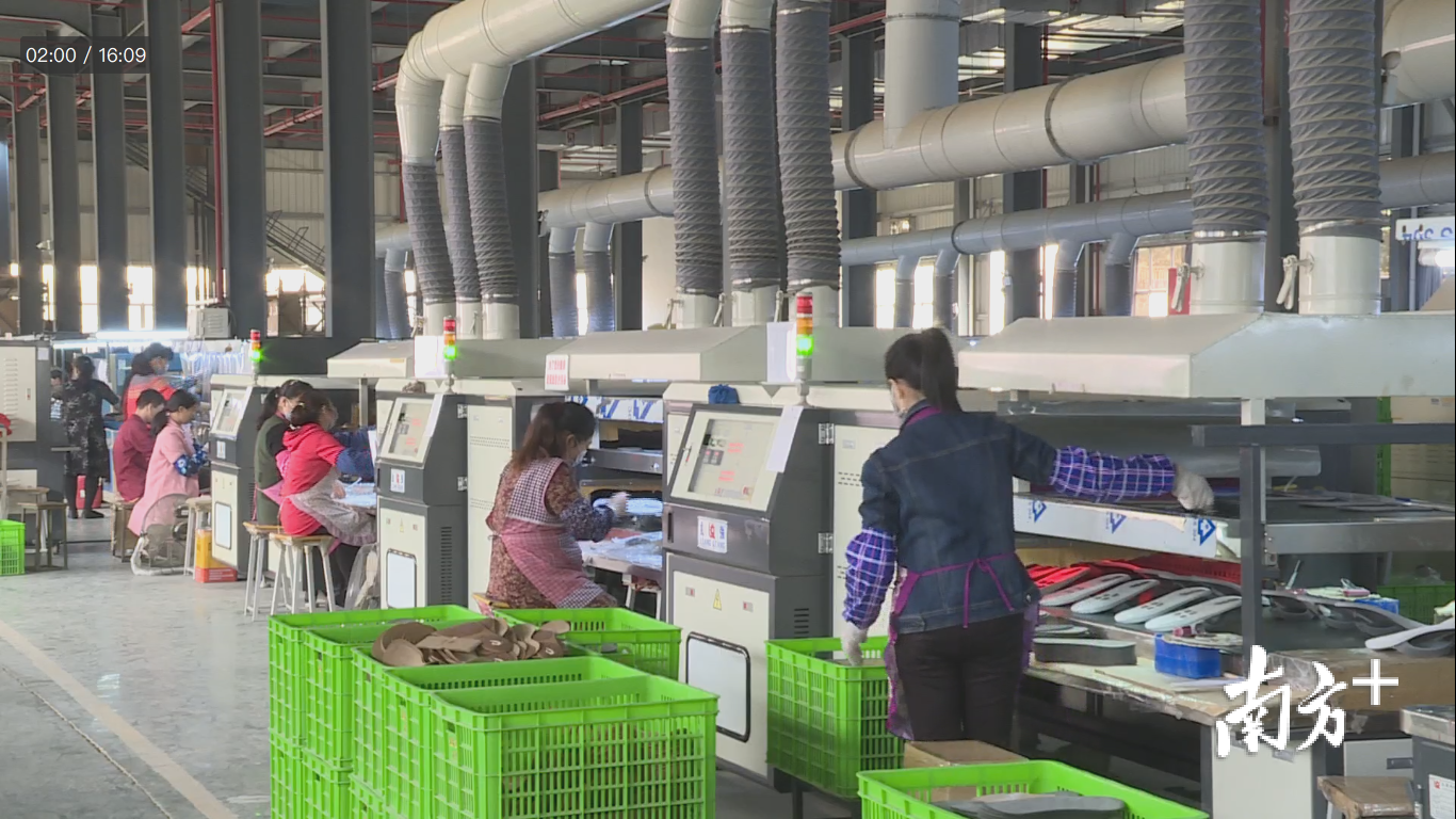 厂房内,数百名工人正熟练地为沙滩鞋打样、裁剪、拼接。 厂房内,数百名工人正熟练地为沙滩鞋打样、裁剪、拼接。