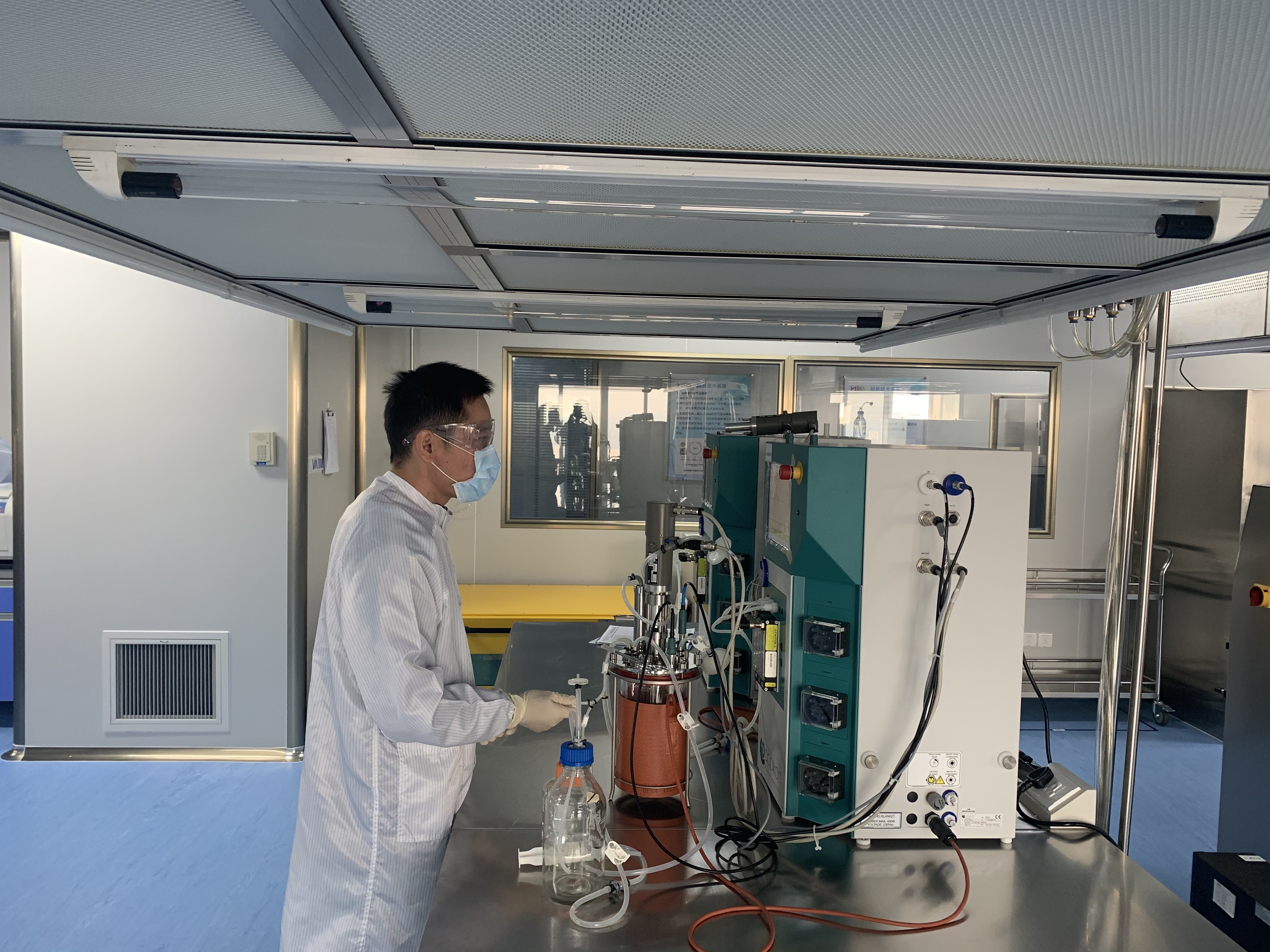 华农（肇庆）生物产业技术研究院研究人员继续改进反应器悬浮培养动物细胞技术 受访单位供图