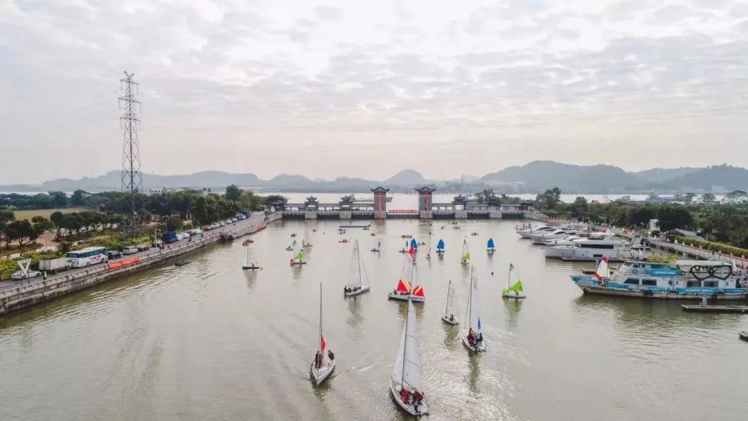 第五届广州户外运动节帆船公开赛暨皮划艇市民体验日。新华网发（张丹 摄）