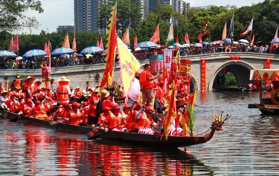 端午节赛龙舟。新华网发（蓝远峰摄）  
