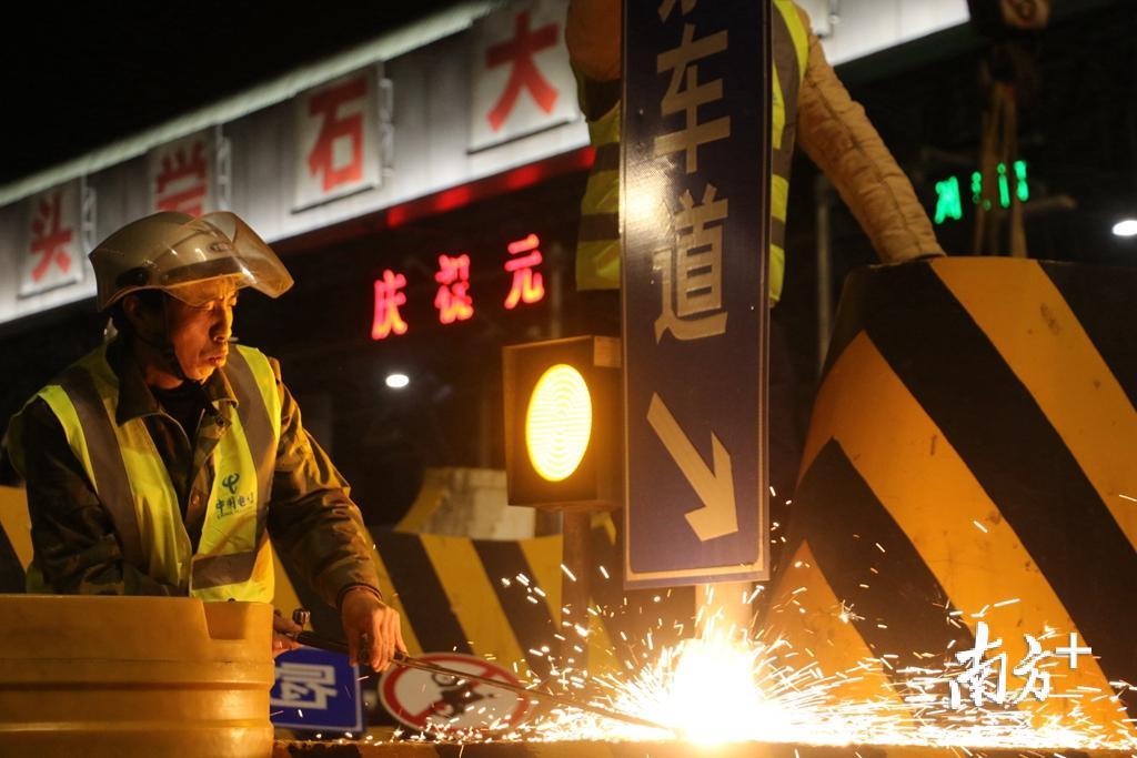 拆除“购票车道”等相关标志牌。 拆除“购票车道”等相关标志牌。