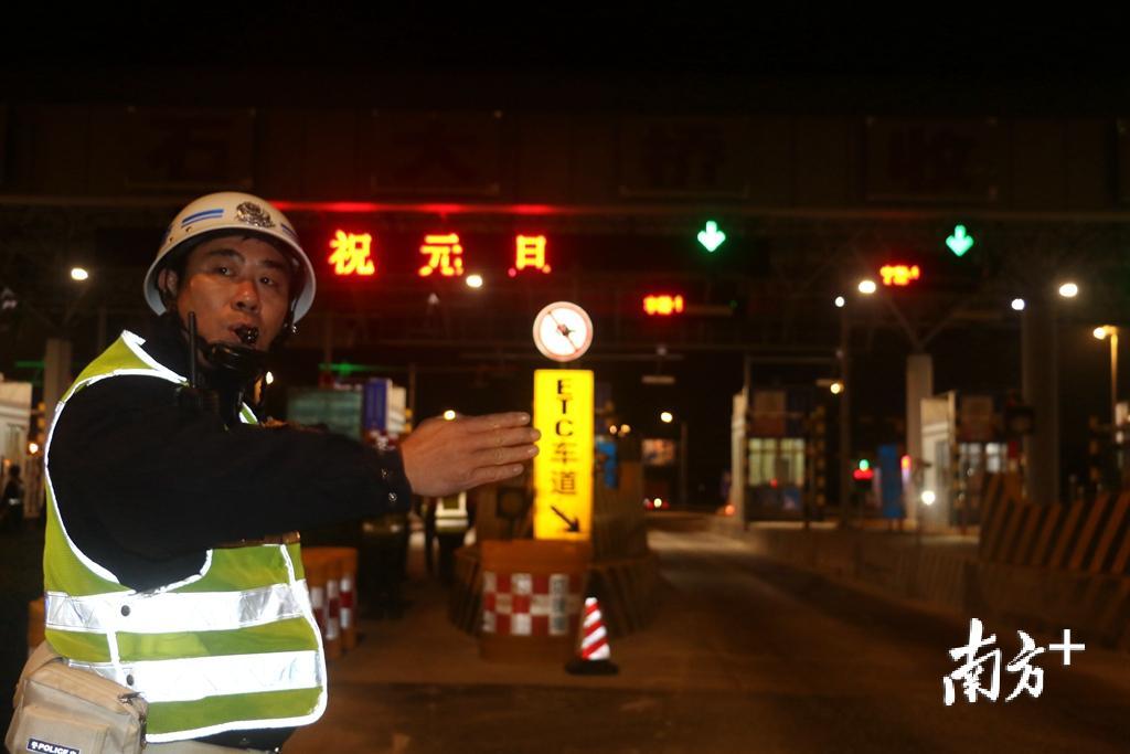 交警指挥车辆通行。 交警指挥车辆通行。