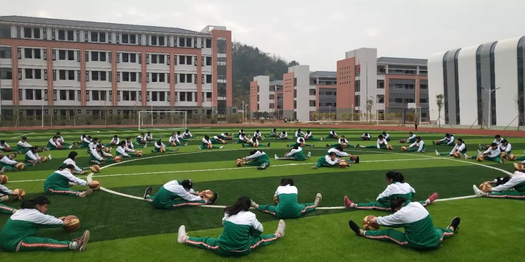 浈江区东鹏中学开展阳光体育大课间活动。徐惠东 摄