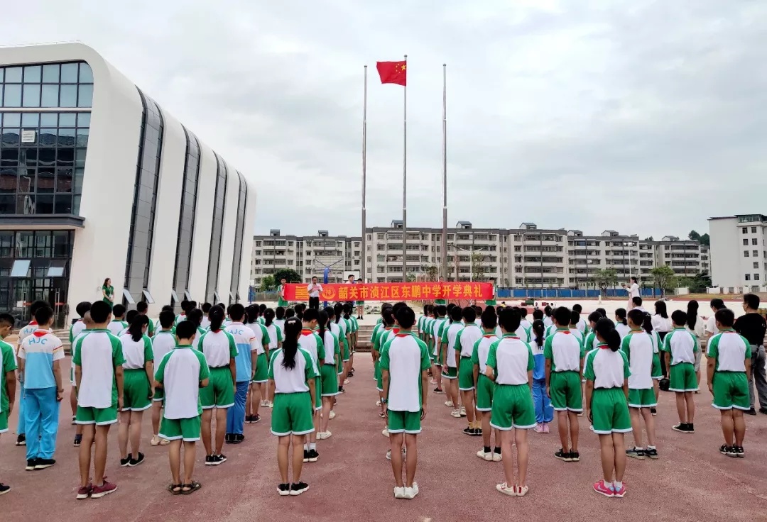 去年9月开学的第一天，东鹏中学的师生在简单而隆重的开学典礼上进行了升旗仪式。冯兆宇 摄