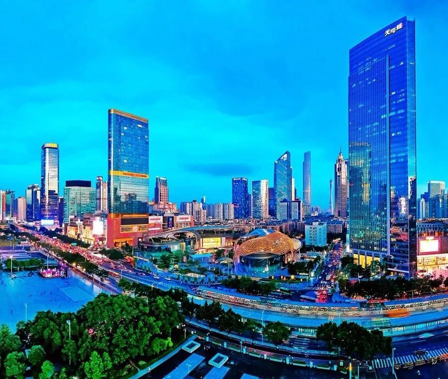 夜幕下的广州灯火旖旎。新华网发（蓝远峰摄） 