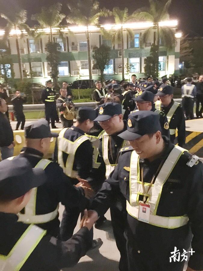 汕头市交通部门等领导干部与收费员一一握手。 汕头市交通部门等领导干部与收费员一一握手。