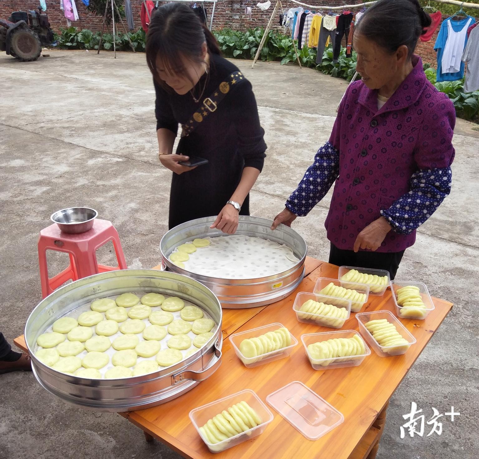 村民在做灰水糍。