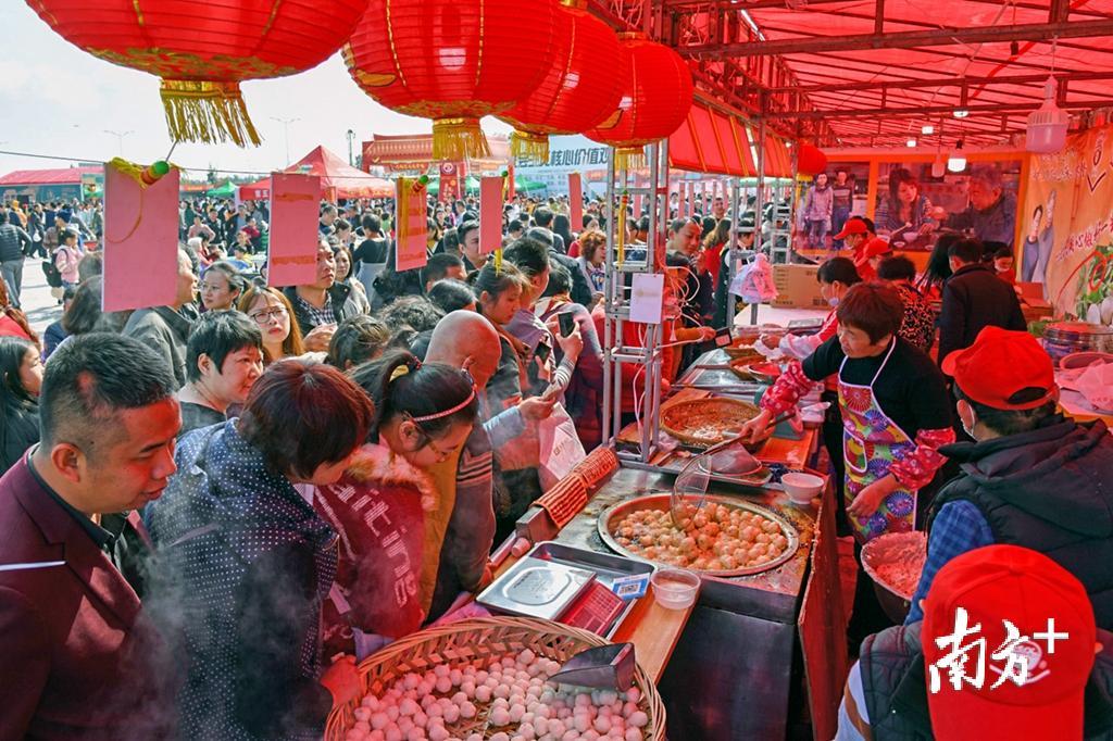 一百多个美食摊位被游客围得水泄不通。杨毓添 摄 一百多个美食摊位被游客围得水泄不通。杨毓添 摄