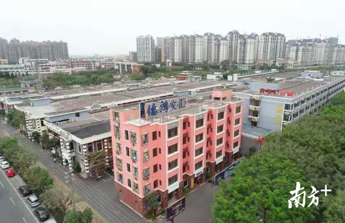 通过“三旧”改造,桂城国际双创园、德鸿文汇创意园等一批城市更新地标崛起,为南海城市环境提升、产业升级注入新动能。图为德鸿文汇创意园。戴嘉信 摄 通过“三旧”改造,桂城国际双创园、德鸿文汇创意园等一批城市更新地标崛起,为南海城市环境提升、产业升级注入新动能。图为德鸿文汇创意园。戴嘉信 摄