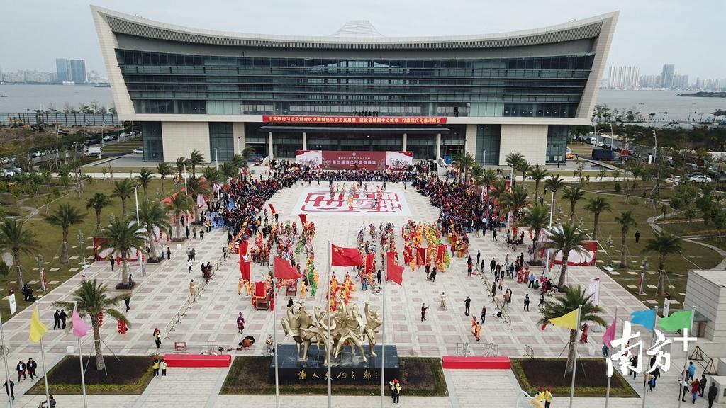 英歌舞展演与第四届达濠鱼丸美食节形成“文化+美食+旅游”叠加效应。陈维来 摄 英歌舞展演与第四届达濠鱼丸美食节形成“文化+美食+旅游”叠加效应。陈维来 摄