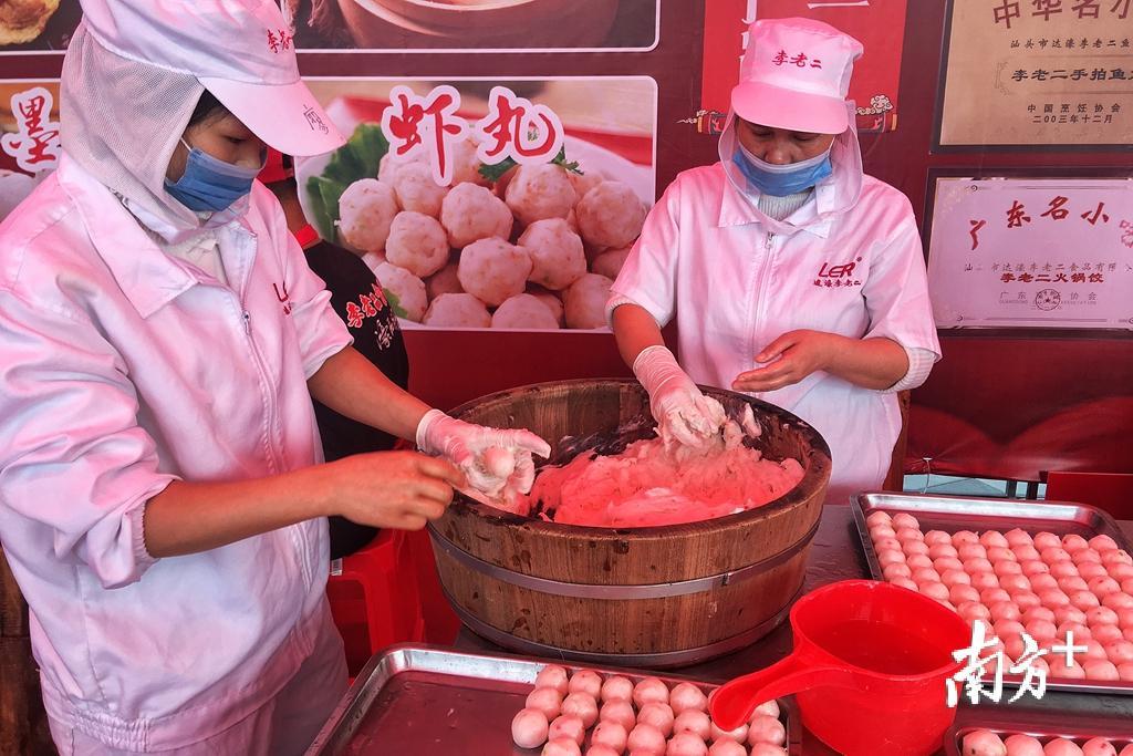 各路大厨现场烹饪。 陈洁纯 摄 各路大厨现场烹饪。 陈洁纯 摄