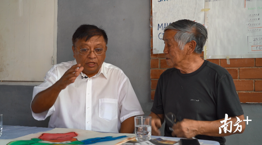 马达加斯加新任驻华大使罗班松·让·路易（左）参加青年会的周日聚会。 卢浩能 摄