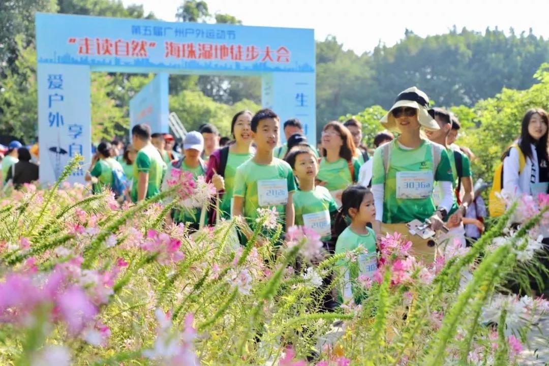 第五届广州户外运动节帆船公开赛暨皮划艇市民体验日。新华网发（张丹摄）  