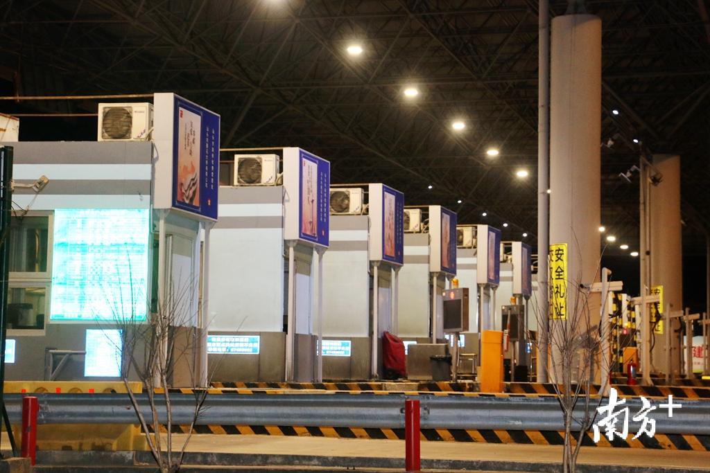 收费亭“人去亭空”。 收费亭“人去亭空”。