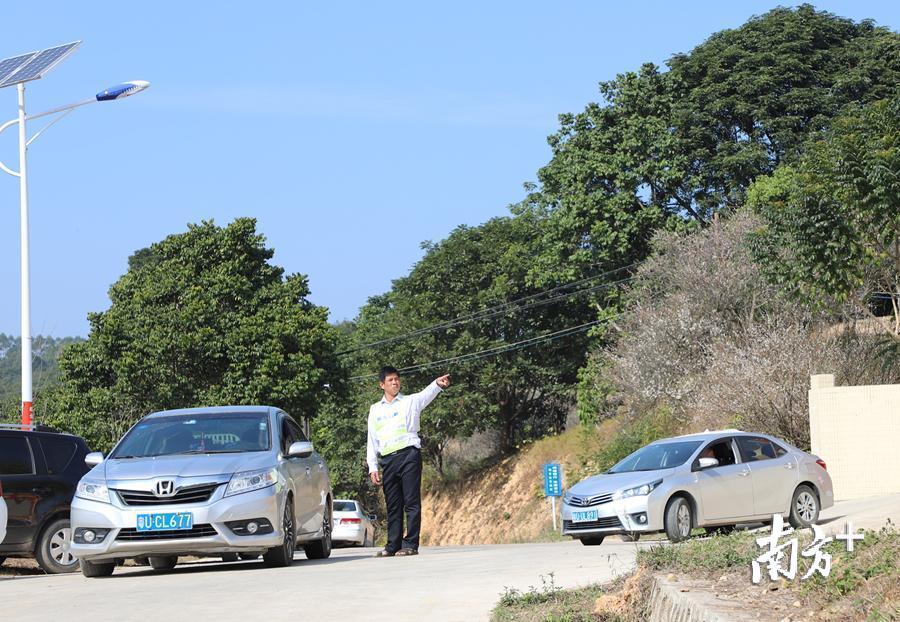 图为居豪村工作人员在疏导交通。洪志滨 摄 图为居豪村工作人员在疏导交通。洪志滨 摄