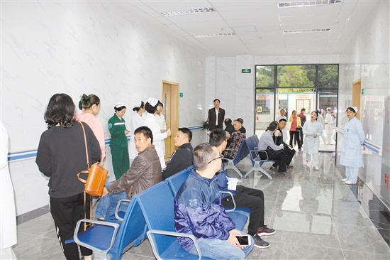 恩平市人民医院妇儿大楼里，已有不少市民享受恩平卫生健康事业发展带来的实惠。
