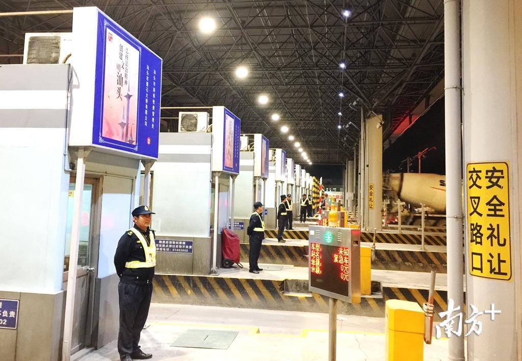 收费员离开收费亭后,治超联合执法队伍随即接班上岗。 收费员离开收费亭后,治超联合执法队伍随即接班上岗。