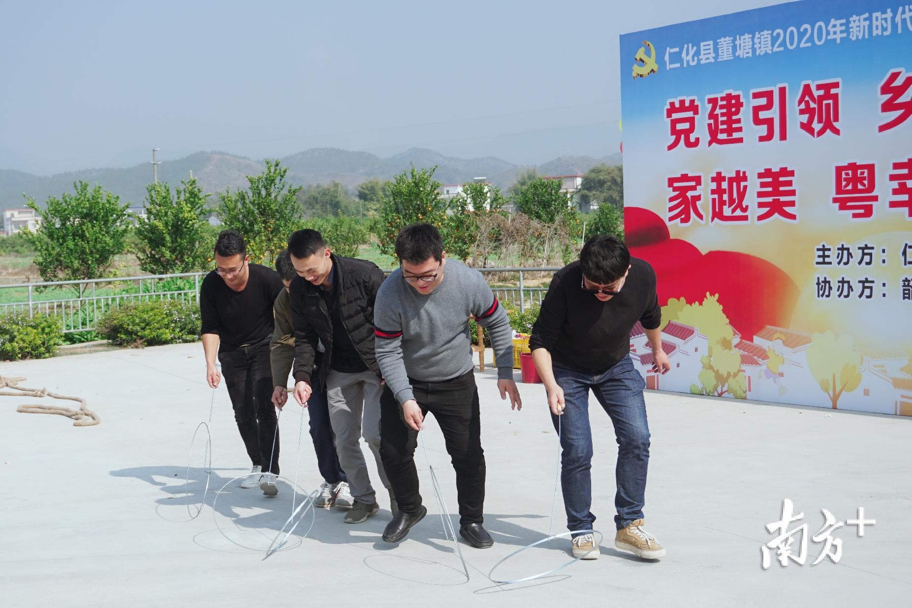 游客体验滚铁环游戏。