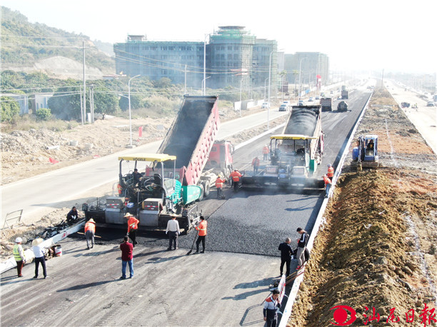 该项改造工程第二标段沥青路面试验段底基层正加紧铺设。记者陈善可 通讯员叶仲谋 摄 该项改造工程第二标段沥青路面试验段底基层正加紧铺设。记者陈善可 通讯员叶仲谋 摄
