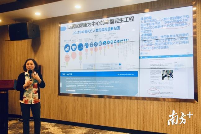 深圳市社会工作者协会秘书长张卓华向大众介绍项目开展的总体情况 深圳市社会工作者协会秘书长张卓华向大众介绍项目开展的总体情况