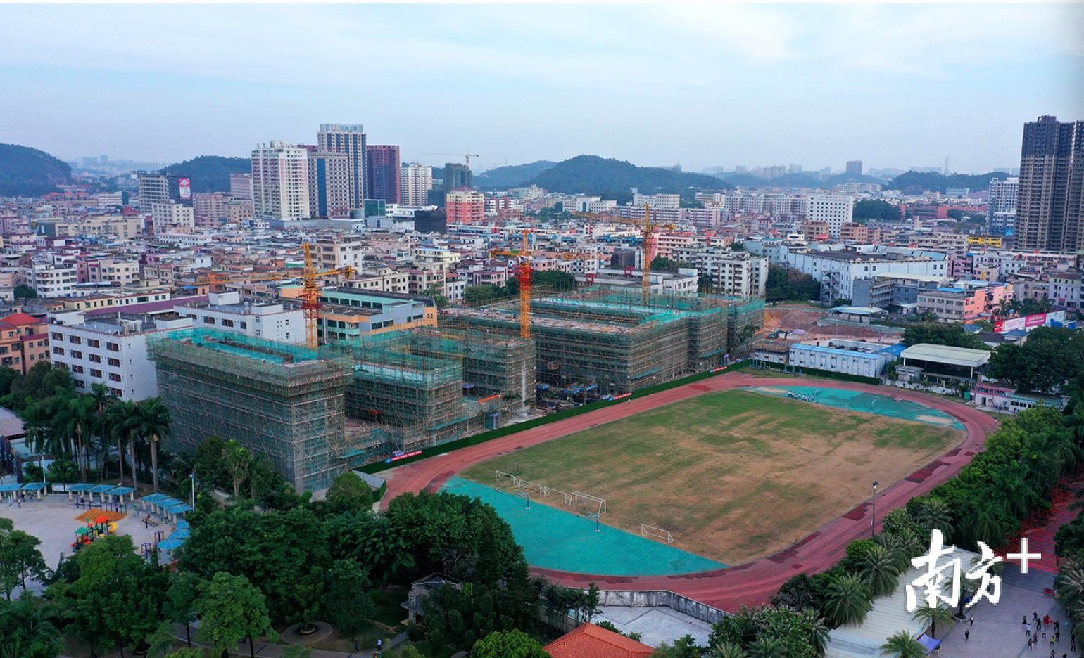 黄江中学正进行改造,届时将新增近2000个学位.