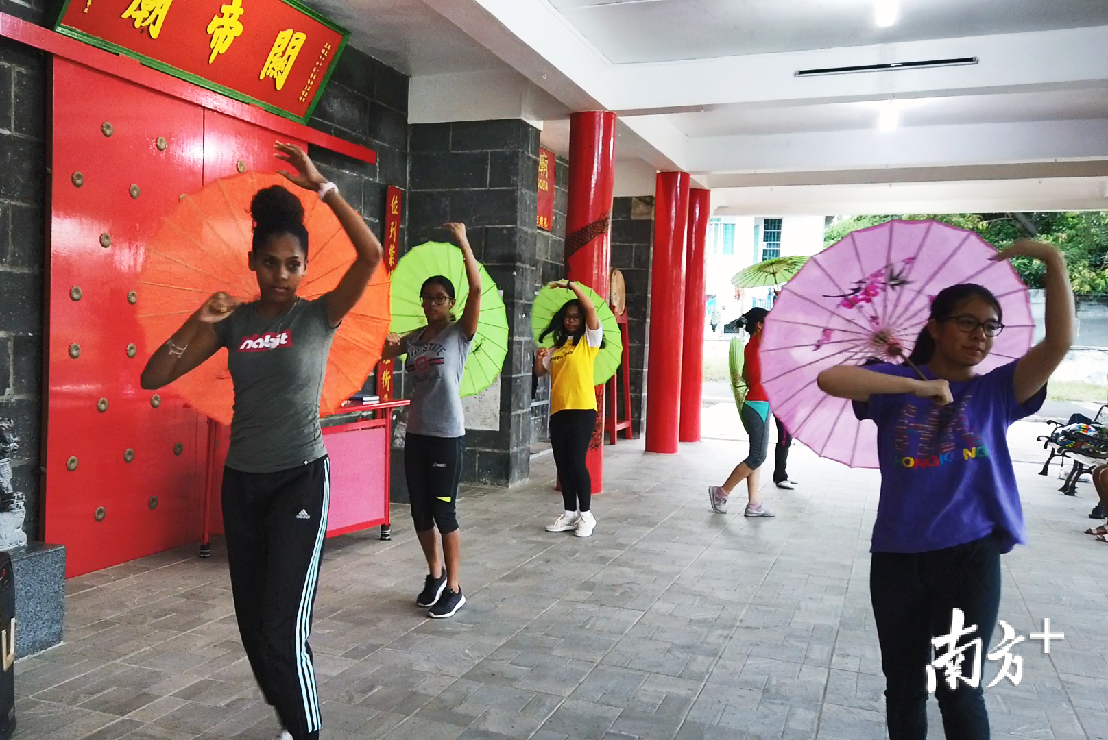 肤色各异的姑娘在关帝庙前翩翩起舞。田人心 摄