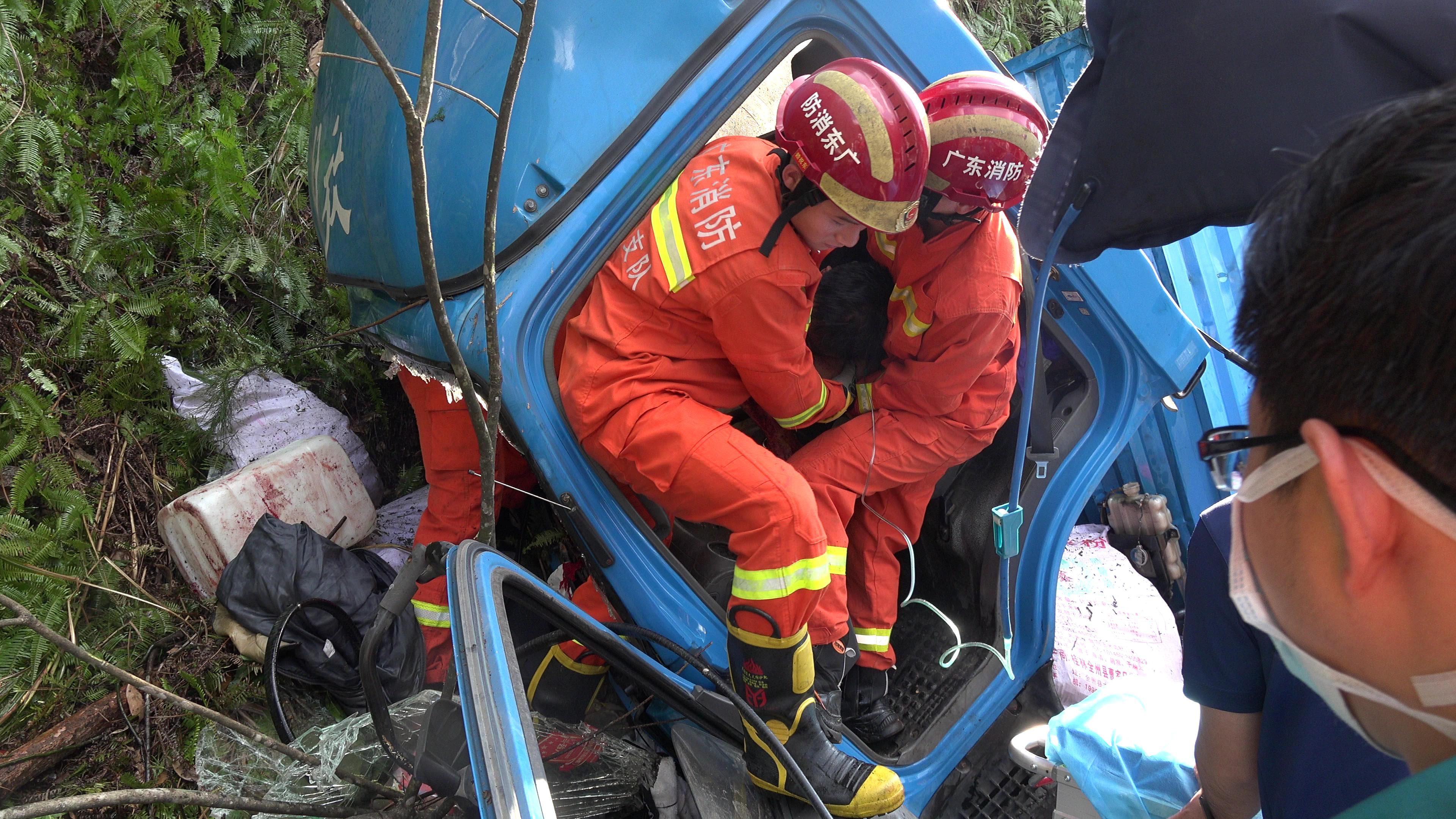 视频货车头侧躺山间道路韶关始兴消防紧急救援