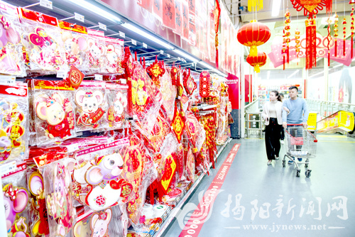 随着春节的临近，市场喜庆红火的新年饰品开始热卖，以“鼠”为元素的商品吸引了不少市民前来选购。